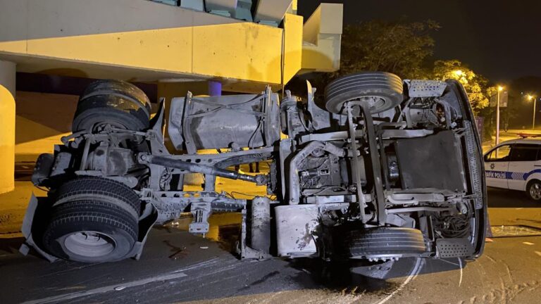 Bakırköy’de üst geçide çarpan tır devrildi