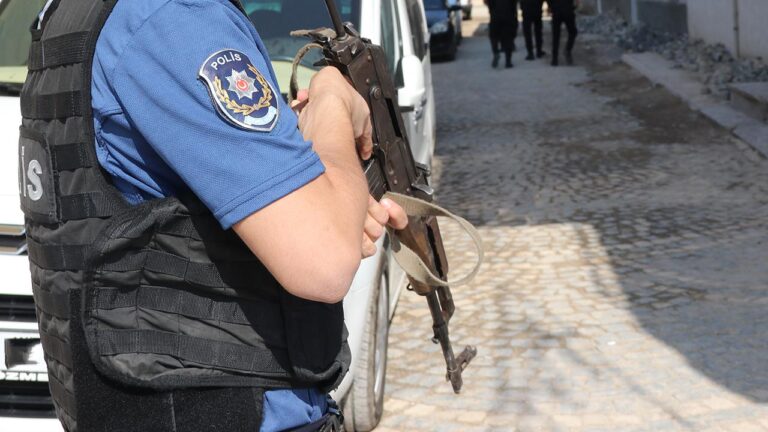 Ağrı’da yakalanan teröristleri Yeşil Sol Parti milletvekili getirmiş