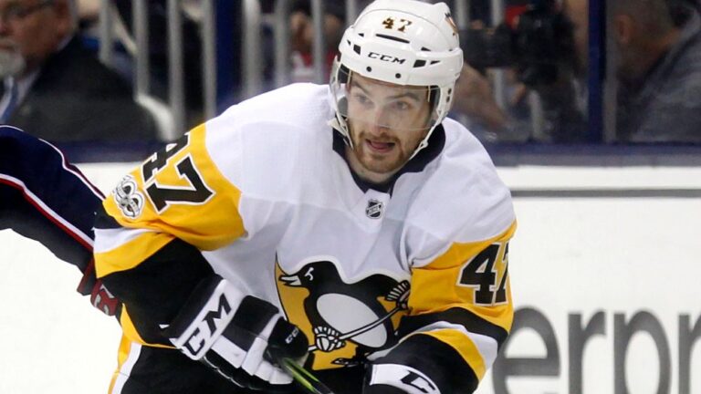 Amerikalı hokey oyuncusu Adam Johnson maç sırasında boynuna aldığı darbe sonrası hayatını kaybetti