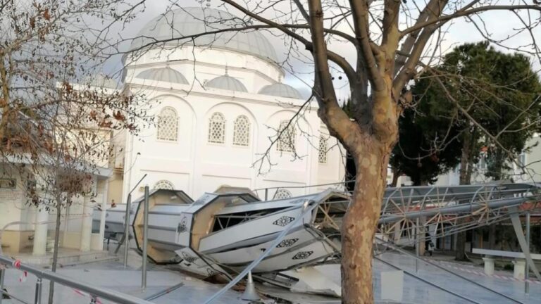 İzmir’de fırtına minareyi yıktı – Son Dakika Haberleri