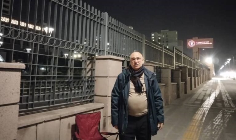 CHP’li milletvekilinden elektrik kesintilerine karşı bakanlık önünde oturma eylemi – Son Dakika Siyaset Haberleri