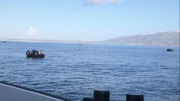 İzmir sularından, 24’ü çocuk 49 göçmen karaya çıkartıldı