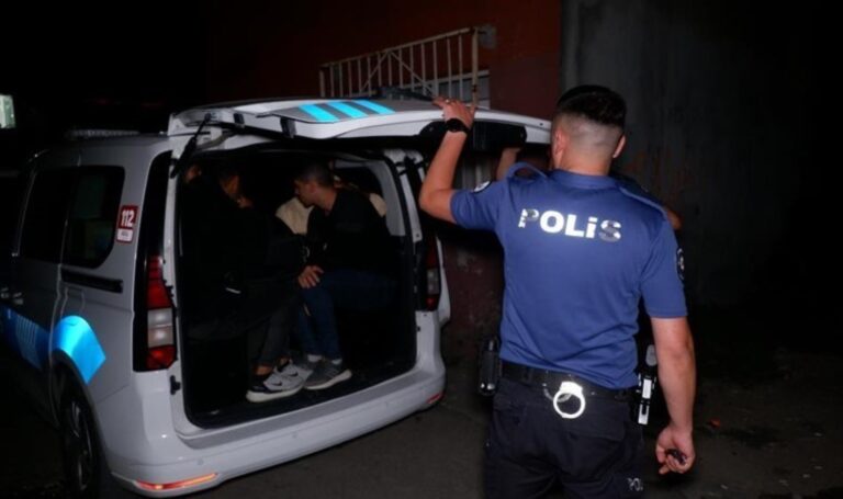 Bir evde 45 kaçak göçmen yakalandı – Son Dakika Türkiye Haberleri