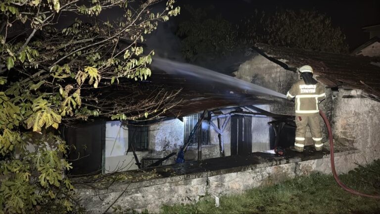 Karabük'te tek katlı evde yangın
