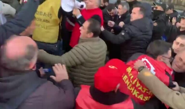 Haklarını isteyen Polonyalı işçilere polis biber gazıyla müdahale ediyor! – Son Dakika Türkiye, Ekonomi->Çalışma hayatı haberleri