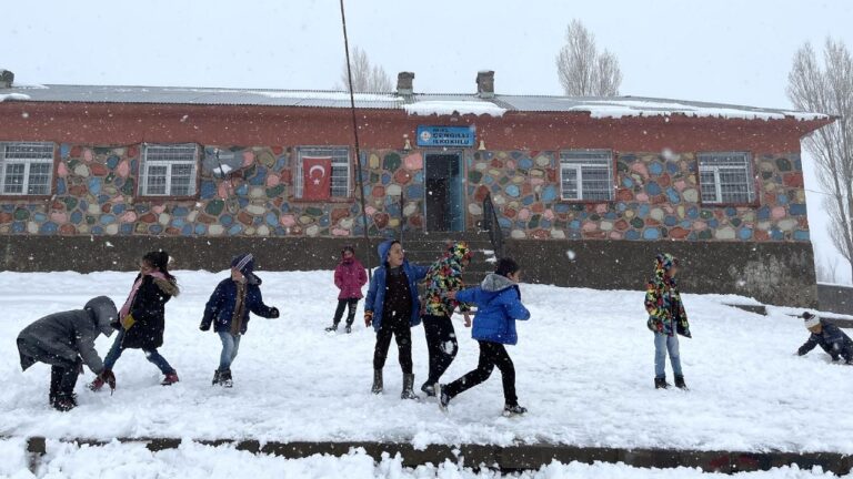 Muş'ta eğitime kar engeli