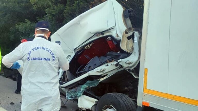 Anadolu Otoyolu'nda iki tırın çarpıştığı kazada 1 kişi öldü