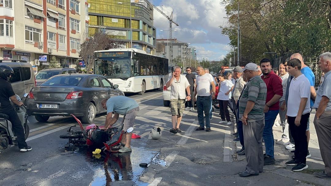 İki araba arasında bir kart gibi ezildi: Motosiklette 2 kişi hayatta kaldı 3 yara 3
