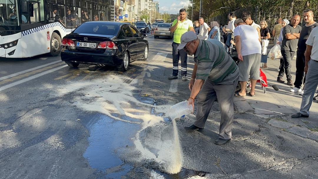 İki araba arasında bir kart gibi ezildi: Motosiklette 2 kişi yaralı 2'den kurtuldu