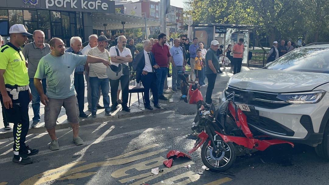 İki araba arasında bir kart gibi ezildi: Motosiklette 2 kişi hayatta kaldı